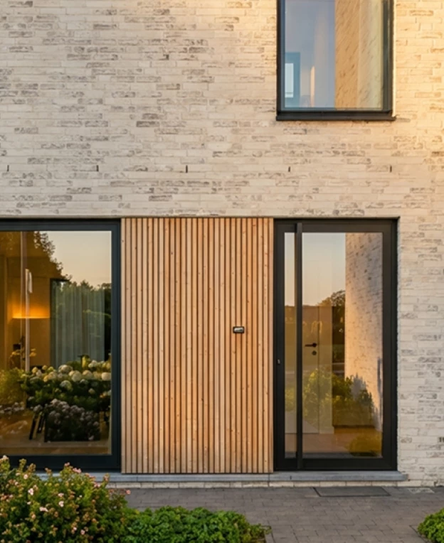 modulaire nieuwbouwwoning glazen deur hout en lichte voorgevel