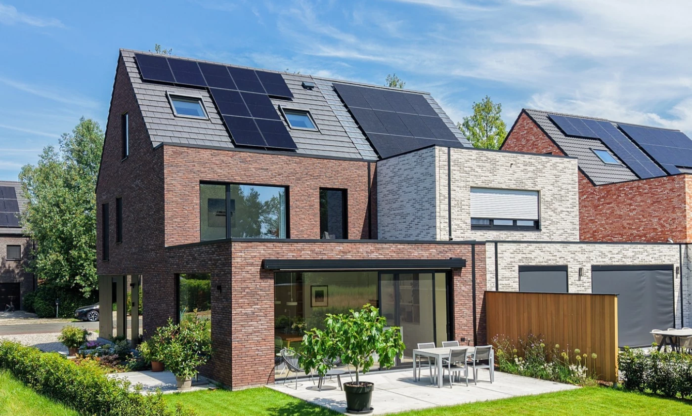 Moderne houtskeletwoning van Ecohuis tijdens een warme zomerdag