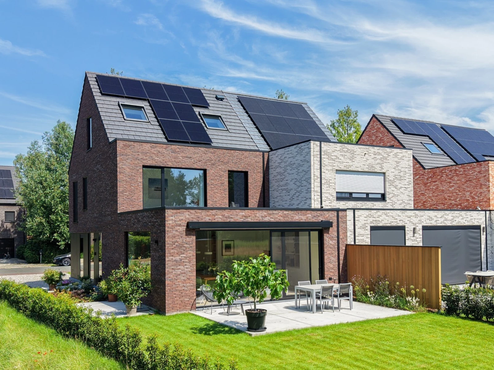 Moderne houtskeletwoning van Ecohuis tijdens een warme zomerdag