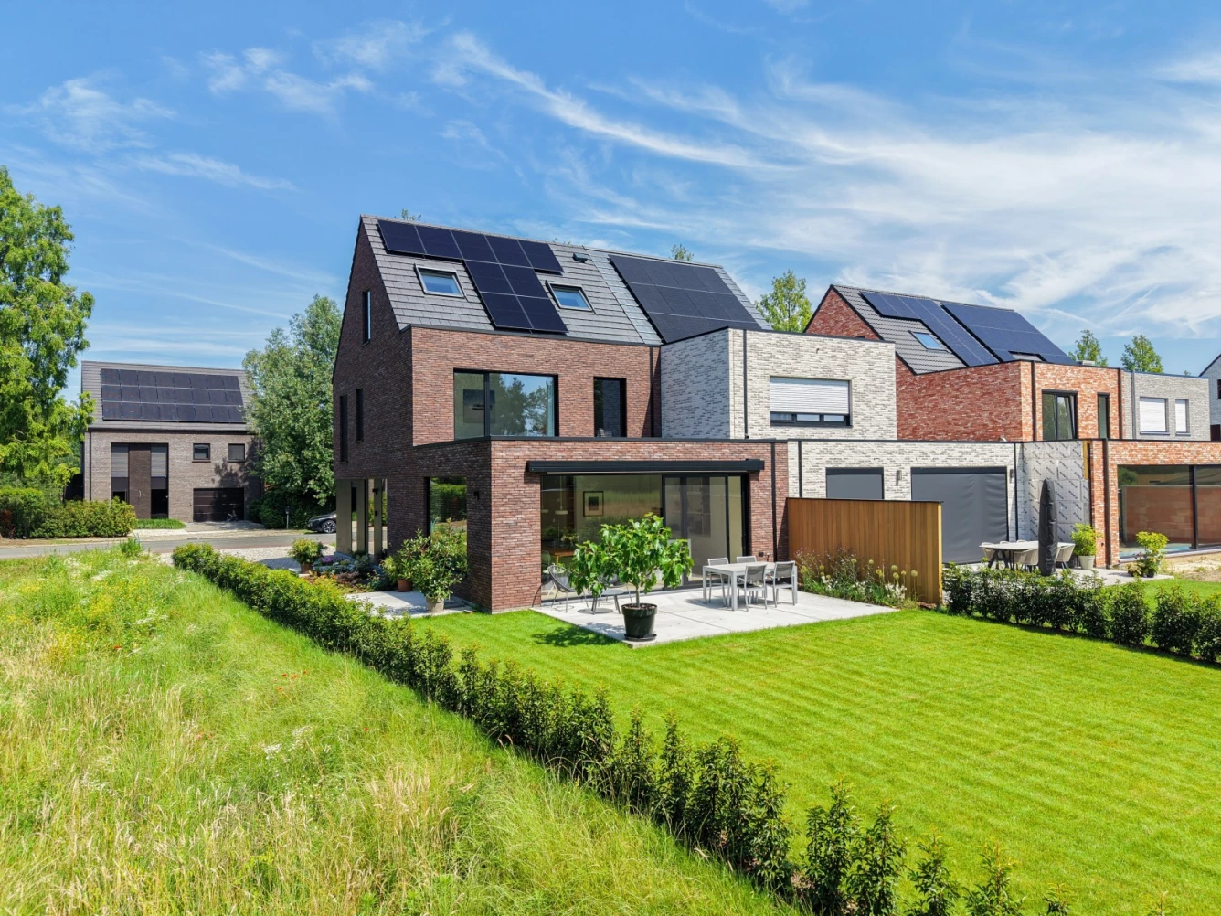 halfopen moderne woning met hellend dak in de felle zon en toch koel binnen dankzij houtskeletbouw van Ecohuis