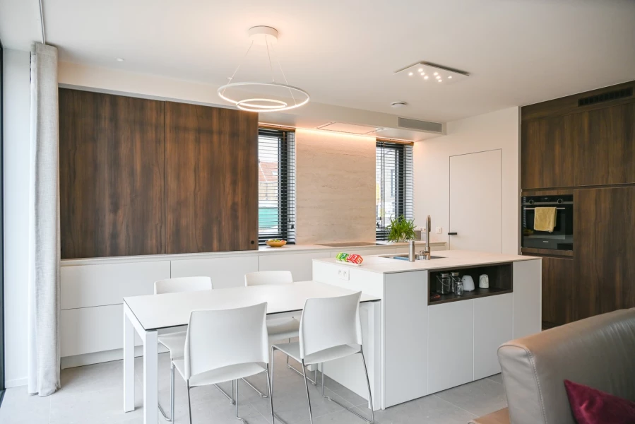 witte-keuken-donker-hout-assebroek