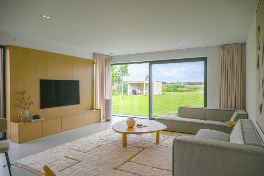 moderne-living-met-open-ramen-zicht-op-de-tuin