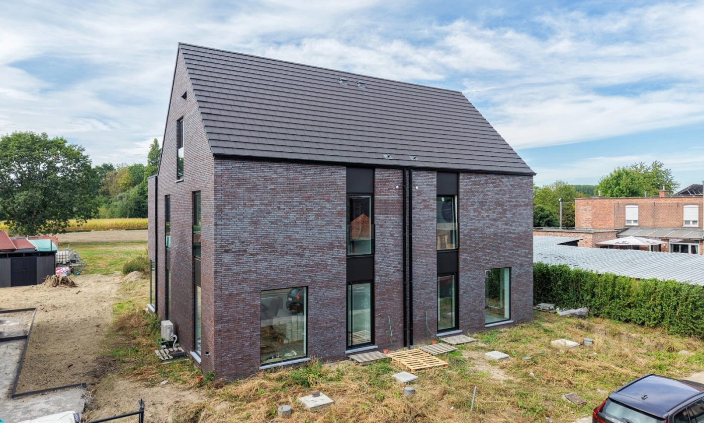 halfopen woning donkere gevelsteen met puntdak in Puurs-Sint-Amands