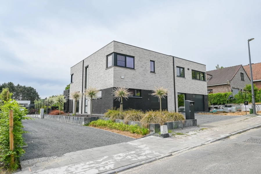 halfopen-moderne-woning-meise-voorgevel