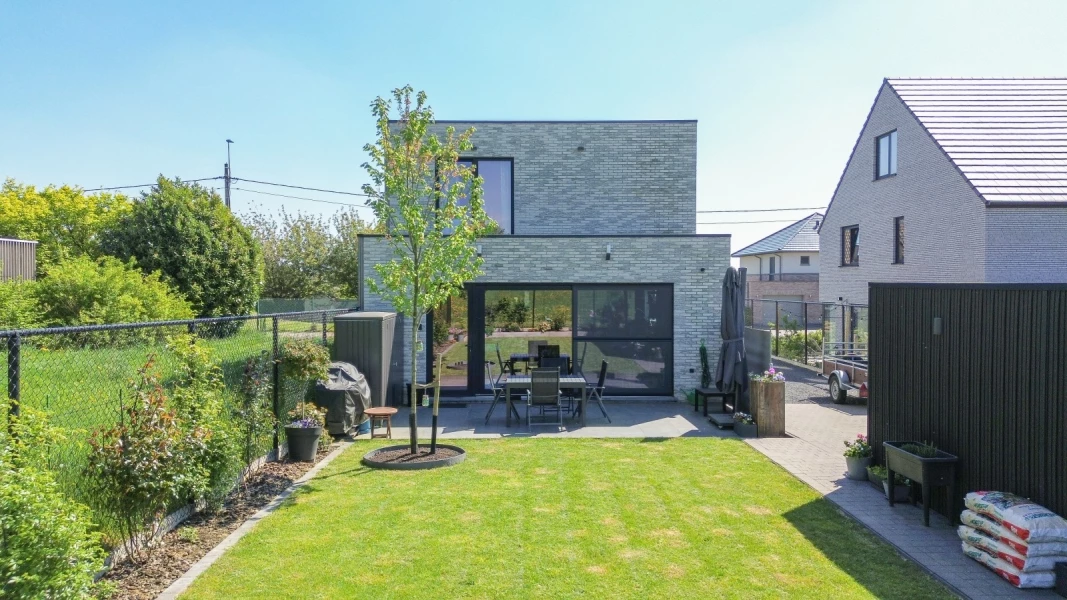 moderne-halfopen-woning-hoeilaart-achterkant