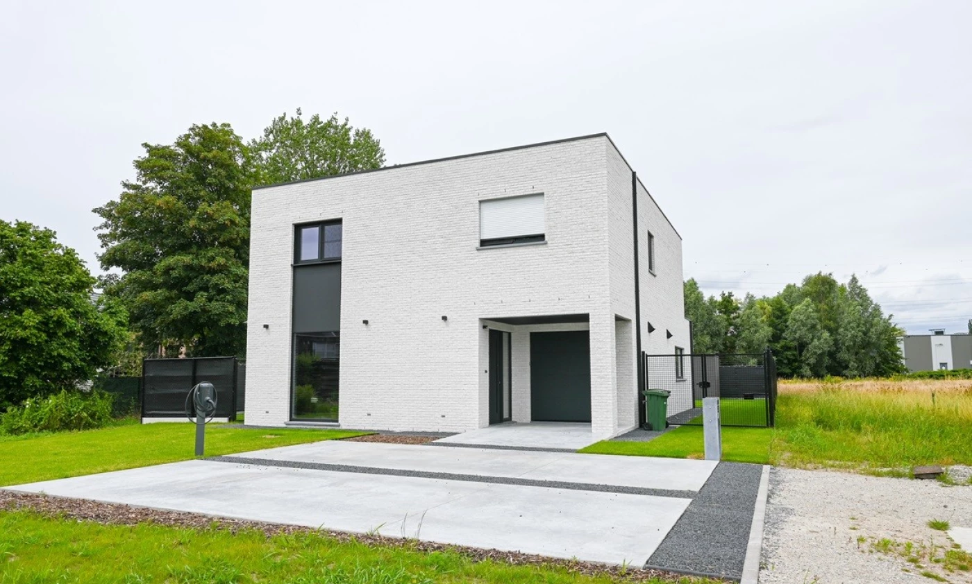 moderne-open-woning-lichte-gevelsteen-zwarte-ramen