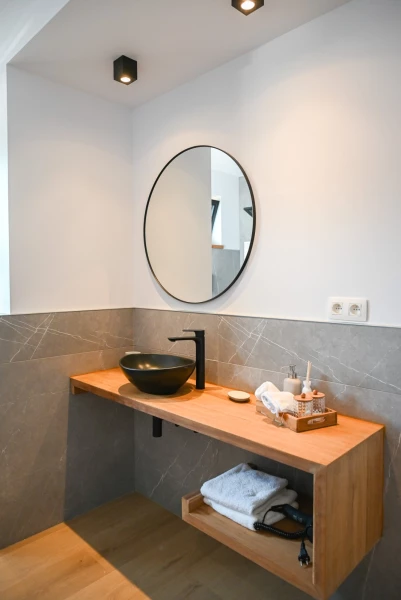 Gallery image 1 - 4