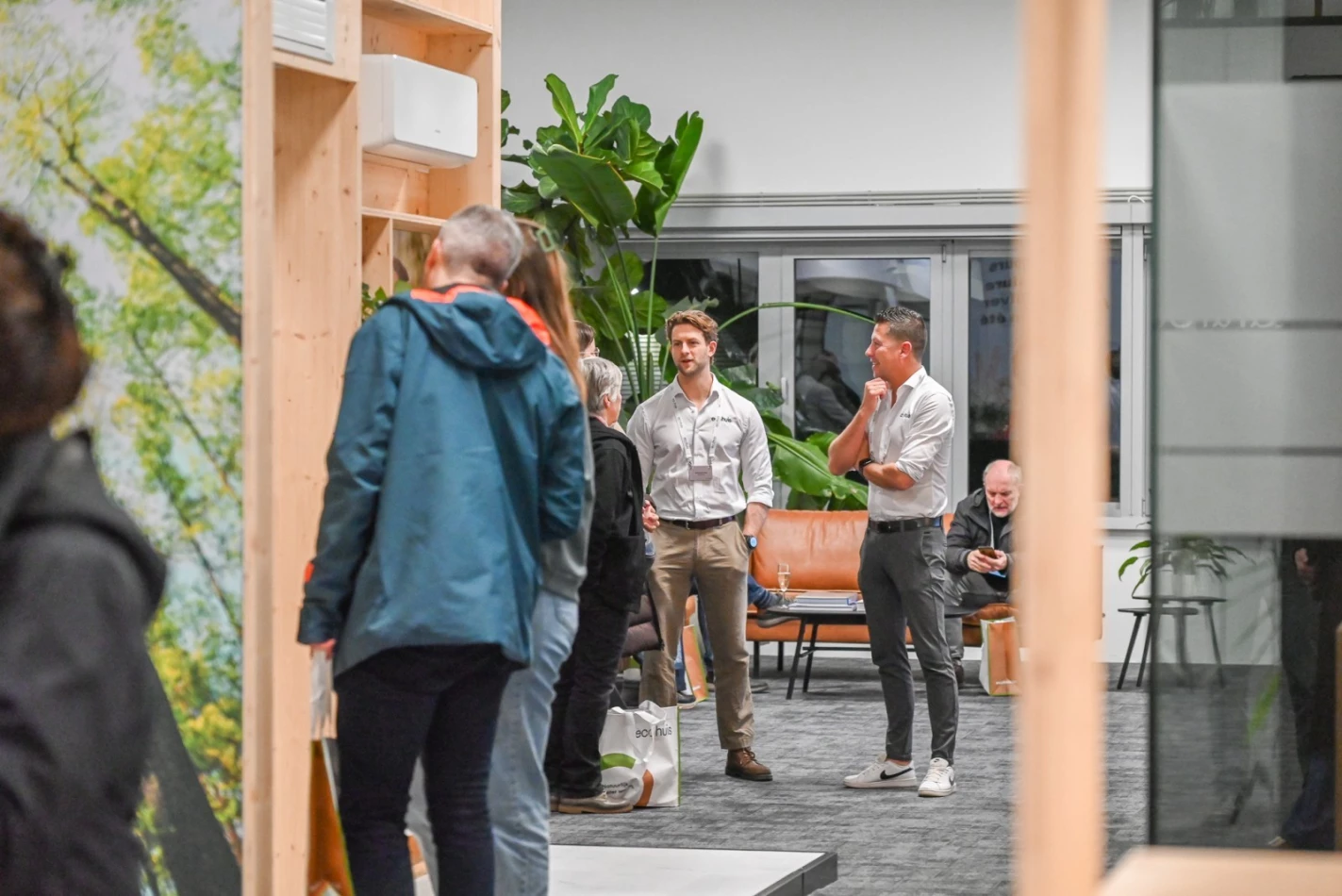 bouwadviseur in gesprek tijdens infoavond nieuwbouw op maat