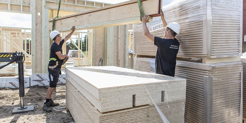 Ecohuis-houtbouw-collegas-op-de-werf