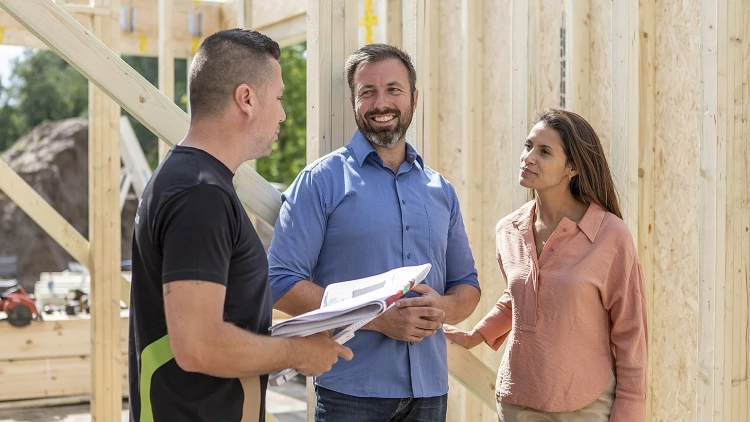 projectleider in gesprek met bouwheer op de werf