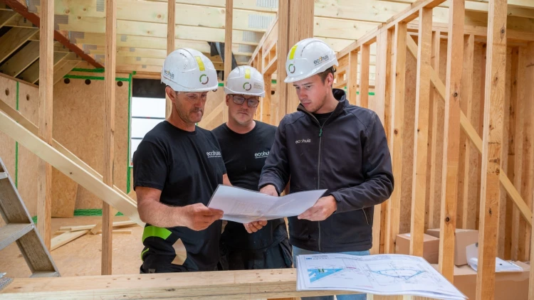 projectleider in gesprek met team op de werf