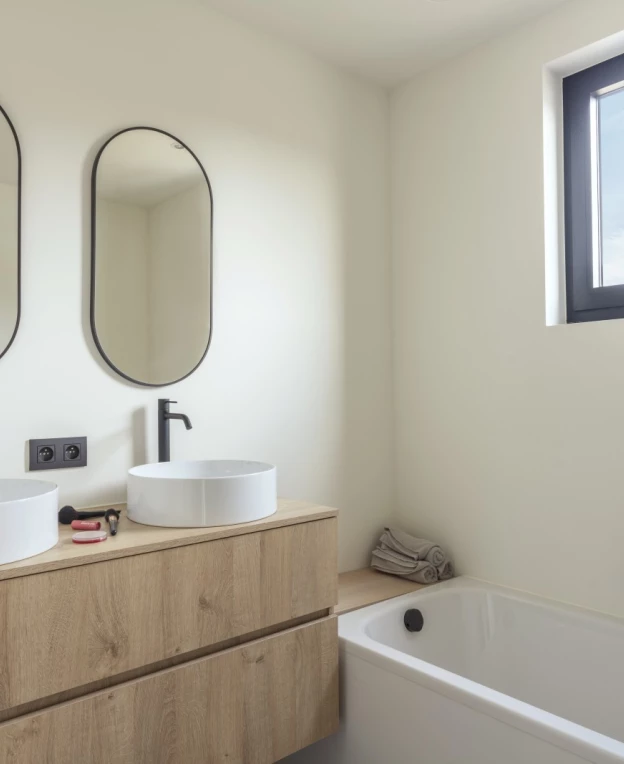 badkamer met dubbel lavabomeubel en bad