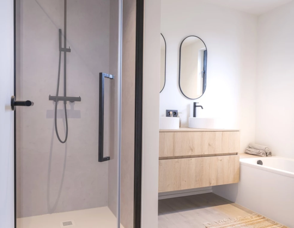 badkamer met dubbel lavabomeubel, douche en bad