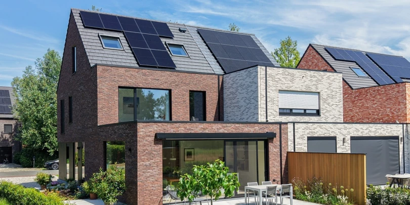 Moderne houtskeletwoning van Ecohuis tijdens een warme zomerdag - Thumbnail
